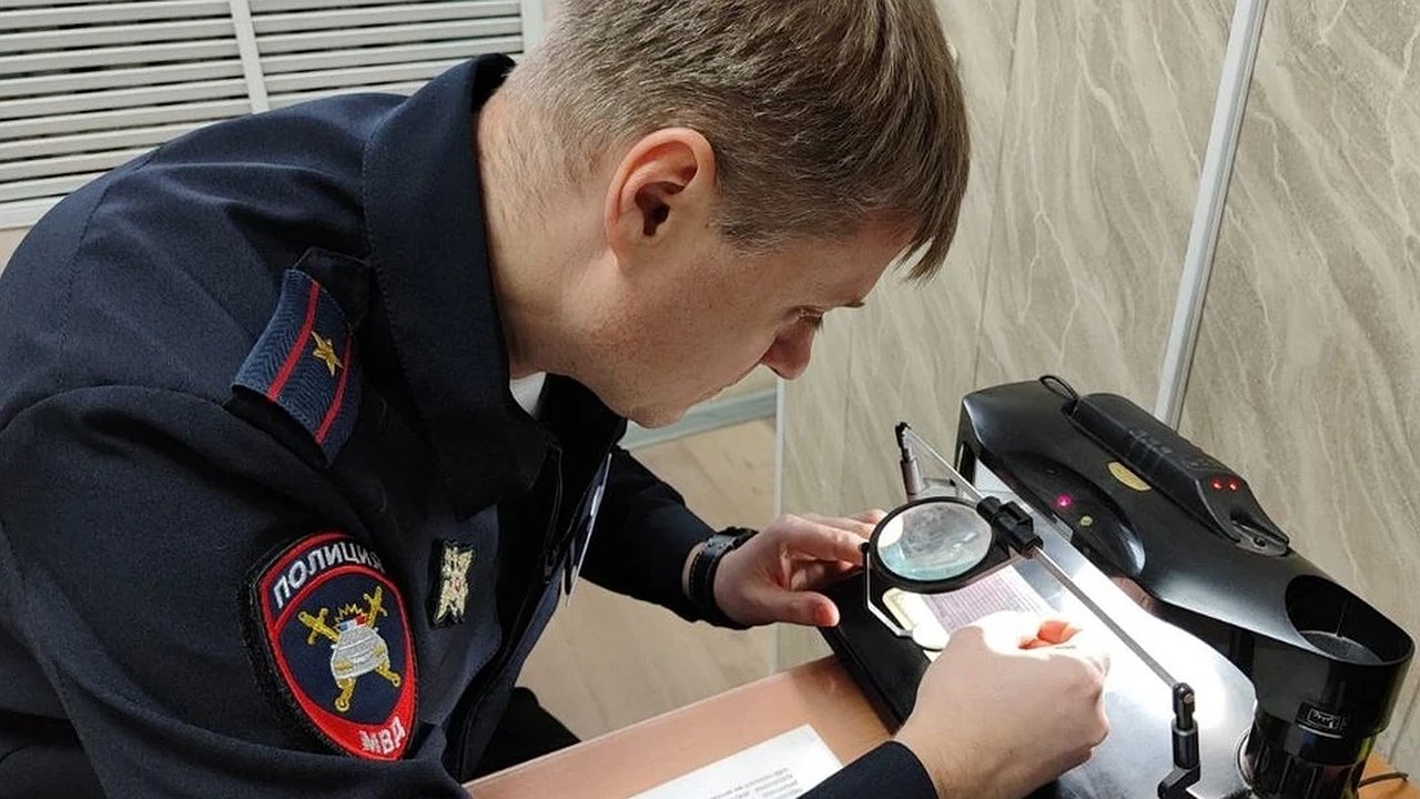 Главная картинка новости: В Свердловской области мужчина пытался обменять фальшивые водительские права на российские