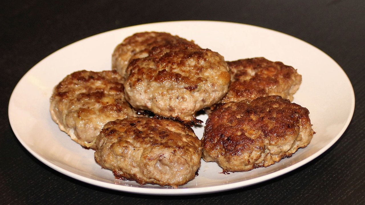 Главная картинка новости: Всего одна щепотка, и котлеты получатся пышными и нежными из любого фарша: секрет от опытных хозяек