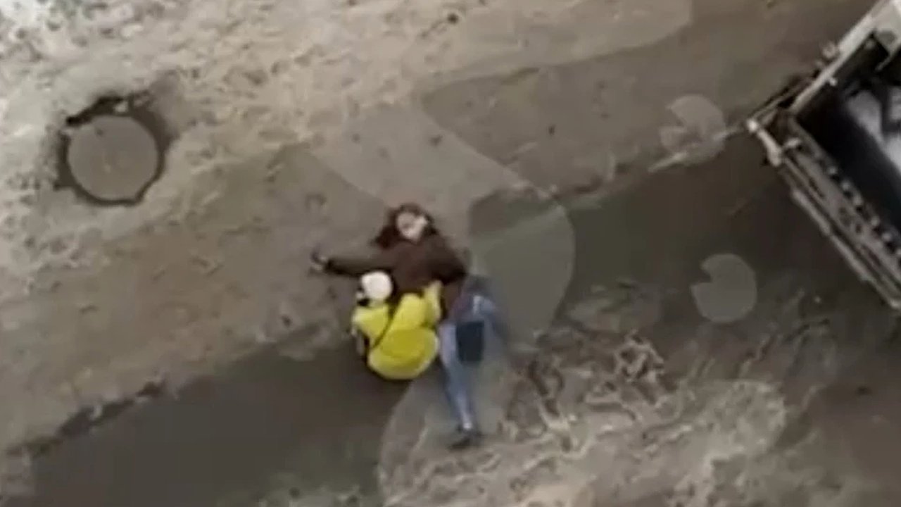 Главная картинка новости: В Екатеринбурге девушку переехал мусоровоз: у пострадавшей перелом обеих ног