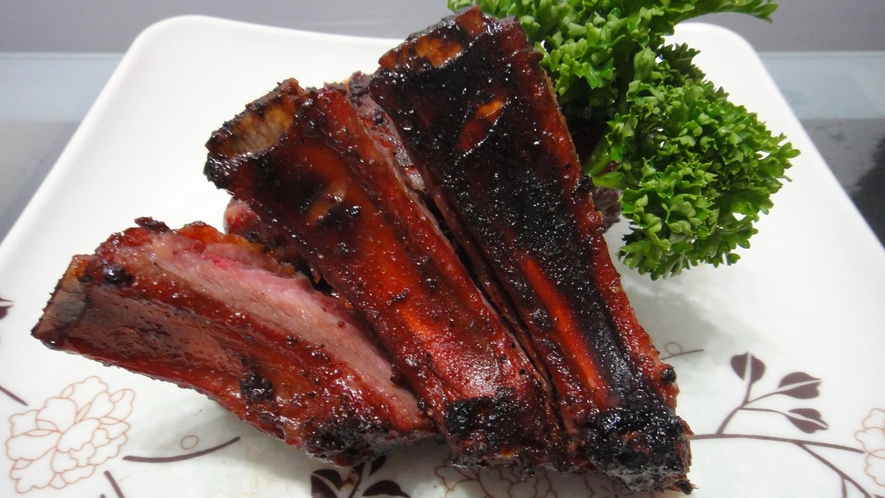 Главная картинка новости: Готовлю свиные ребрышки только таким способом, и они всегда получаются идеально красивыми и вкусными: универсальный рецепт для духовки и мангала