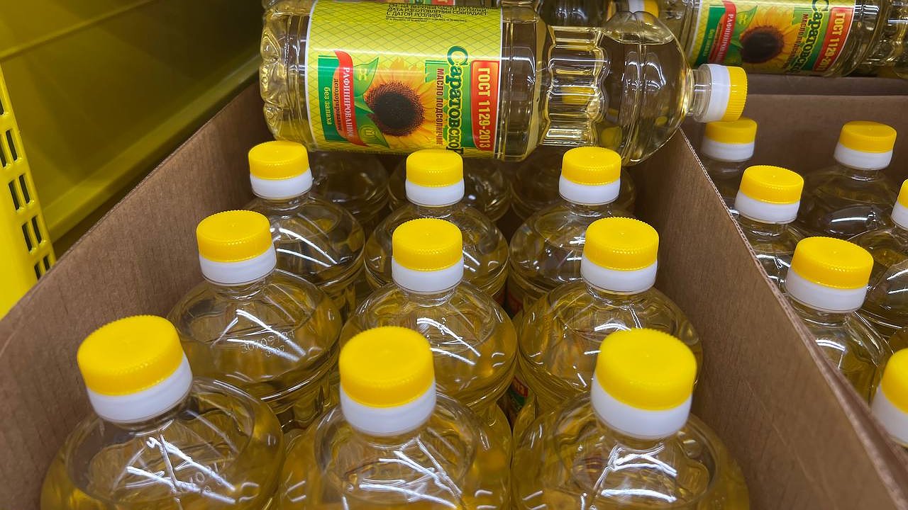 Главная картинка новости: Желтая жижа в яркой упаковке: Роскачество назвало худшие бренды растительного масла