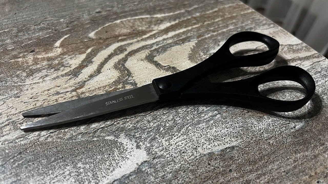 Главная картинка новости: Просто берём ножницы и чистим грязные батареи: невероятный лайфхак для быстрой уборки