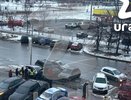 В Екатеринбурге водитель скончался за рулём и протаранил припаркованные автомобили