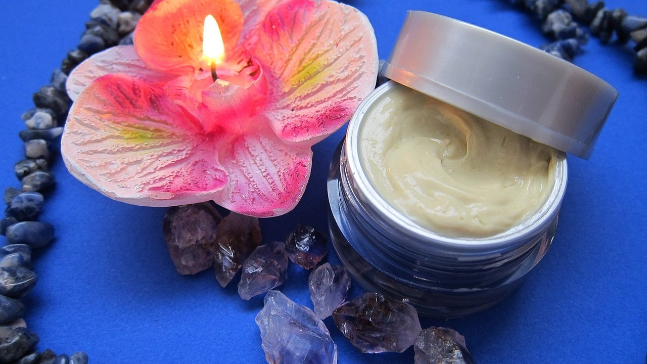 Главная картинка новости: Правильный уход за кожей в зимний период: чтобы лицо сияло, надо, чтобы в кремах были такие витамины