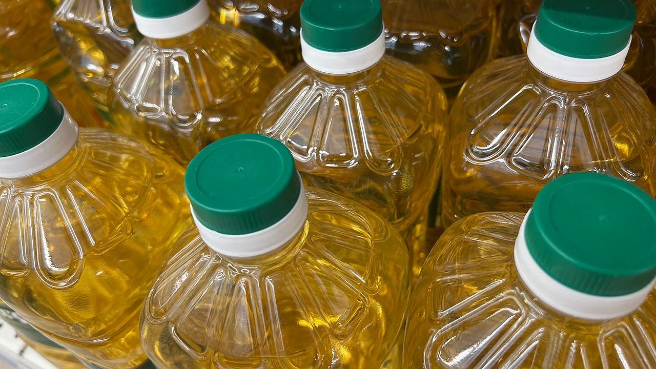 Главная картинка новости: Это просто янтарная отрава в пластиковой бутылке: Роскачество назвало худшие бренды растительного масла