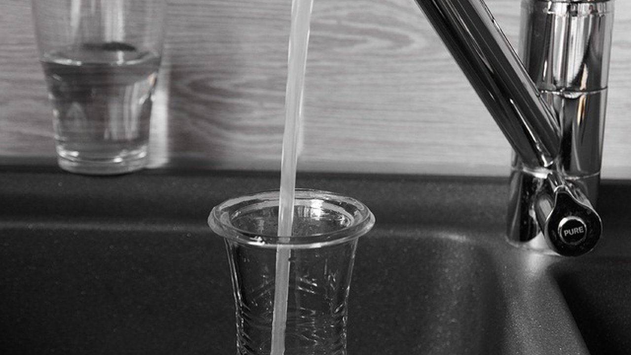 Главная картинка новости: Такое копеечное средство очистит кувшин от фильтра: лайфхак от опытной хозяйки