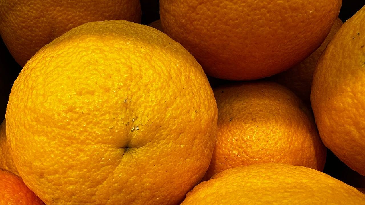 Главная картинка новости: Какие фрукты ни за что нельзя ставить на новогодний стол в 2025 году