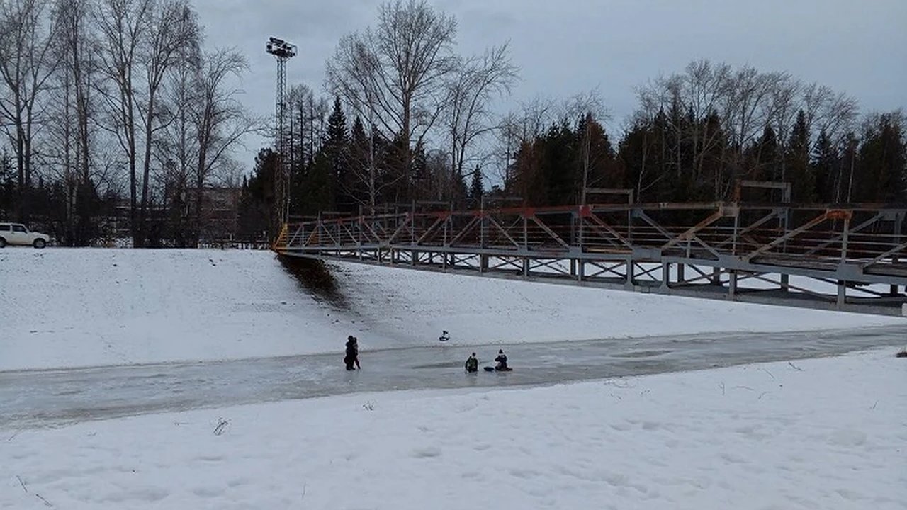 Главная картинка новости: Дети играют на тонком льду в Североуральске: местные бьют тревогу
