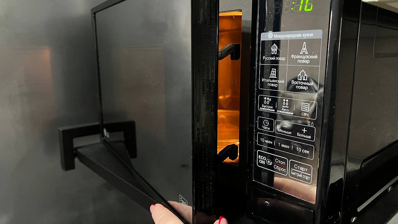 Главная картинка новости: Нужно ли закрывать дверцу микроволновки после готовки: ответ удивит — ошибались 90% хозяек