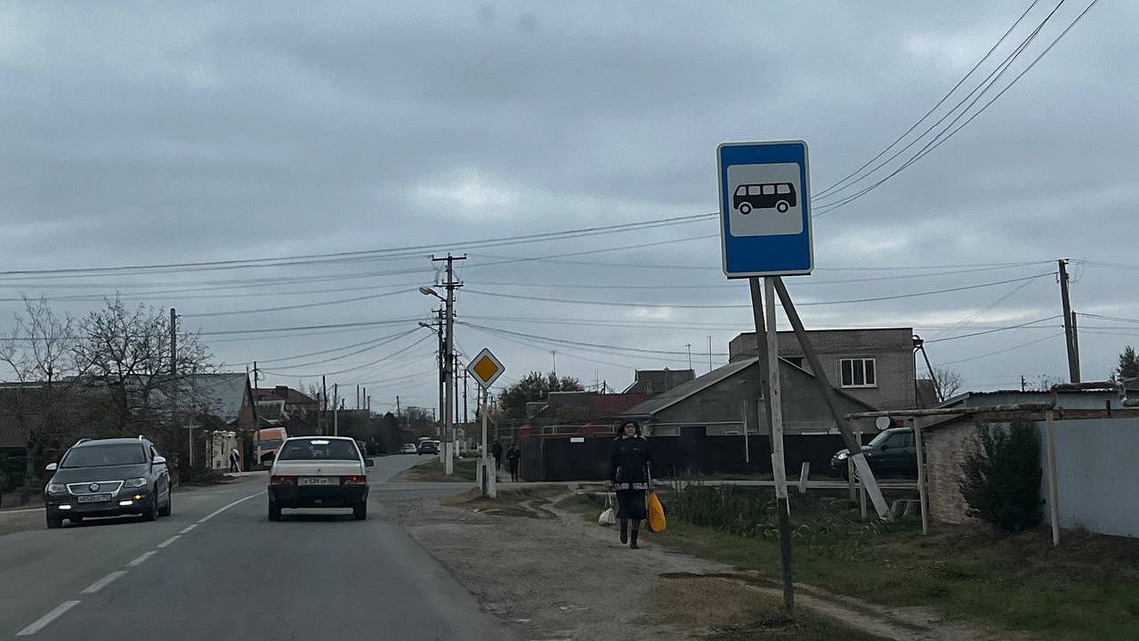 Главная картинка новости: Раздражаете всех остальных: такое поведение на остановке выдает низкий интеллект с потрохами