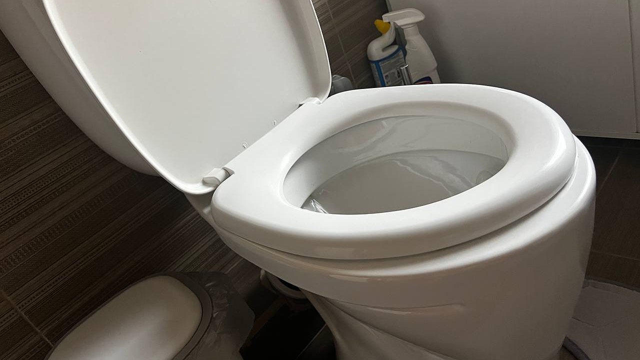 Главная картинка новости: Одна ложка в унитаз — и санузел как новый: от налета и ржавчины не осталось и следа