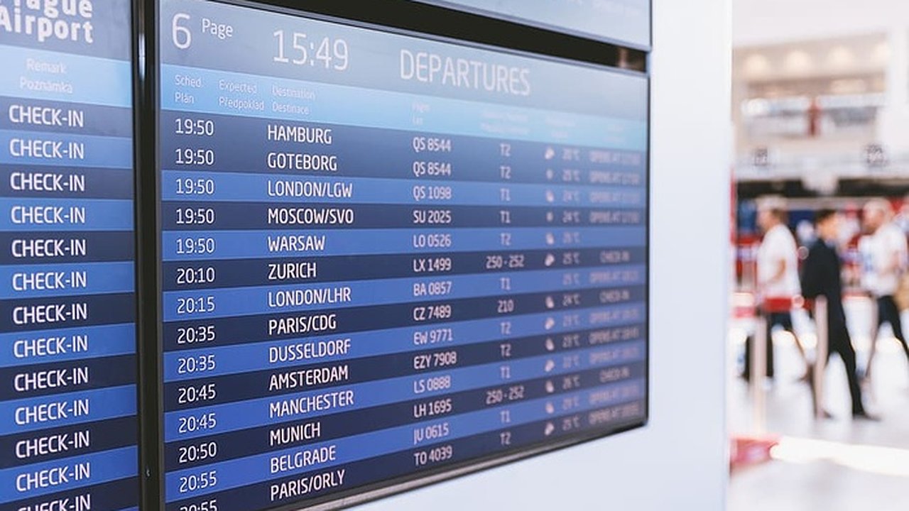 Главная картинка новости: Екатеринбуржцы провели почти сутки в аэропорту Стамбула из-за поломки самолета