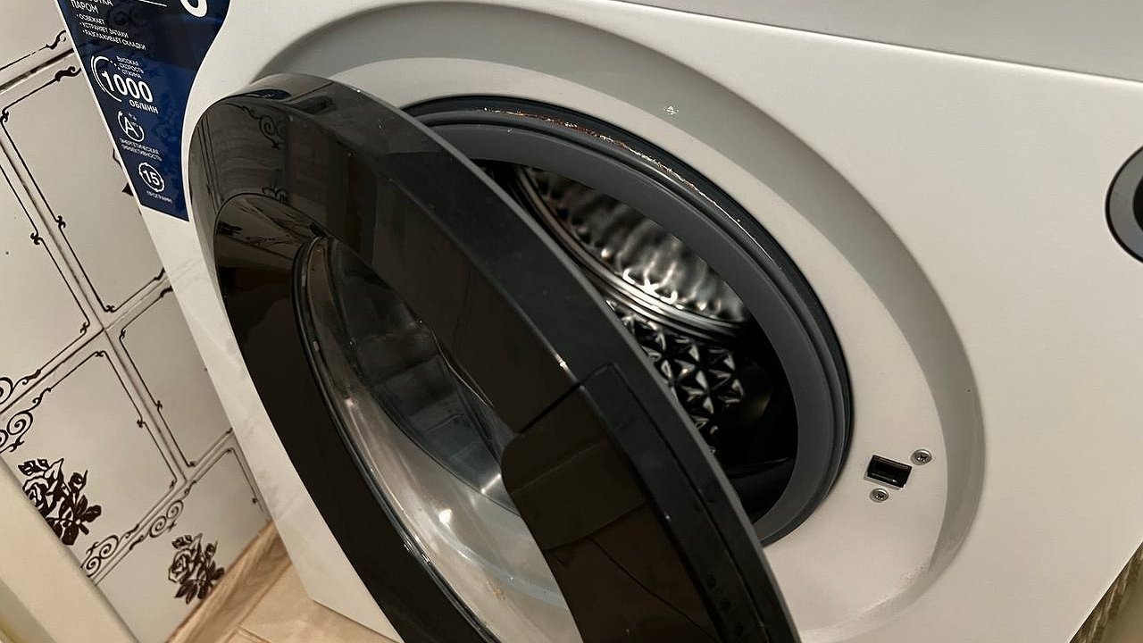 Главная картинка новости: И вещи испортятся, и техника: что ни в коем случае нельзя стирать в  стиральной машинке