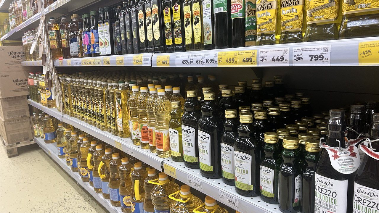 Главная картинка новости: Это масло лучше раскрывает вкус блюда — оливковое, подсолнечное или кунжутное: советы шеф-повара