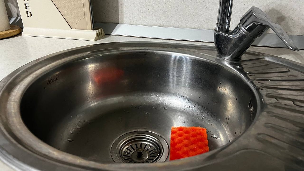 Главная картинка новости: Знакомый сантехник научил класть губку в раковину на ночь: вот для чего это нужно - лайфхак