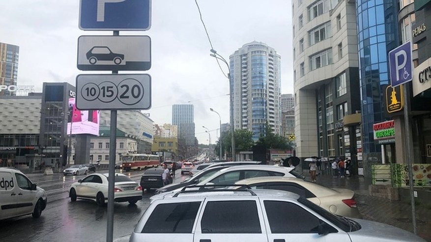 Главная картинка новости: Подписку на платную парковку можно будет приобрести в Екатеринбурге