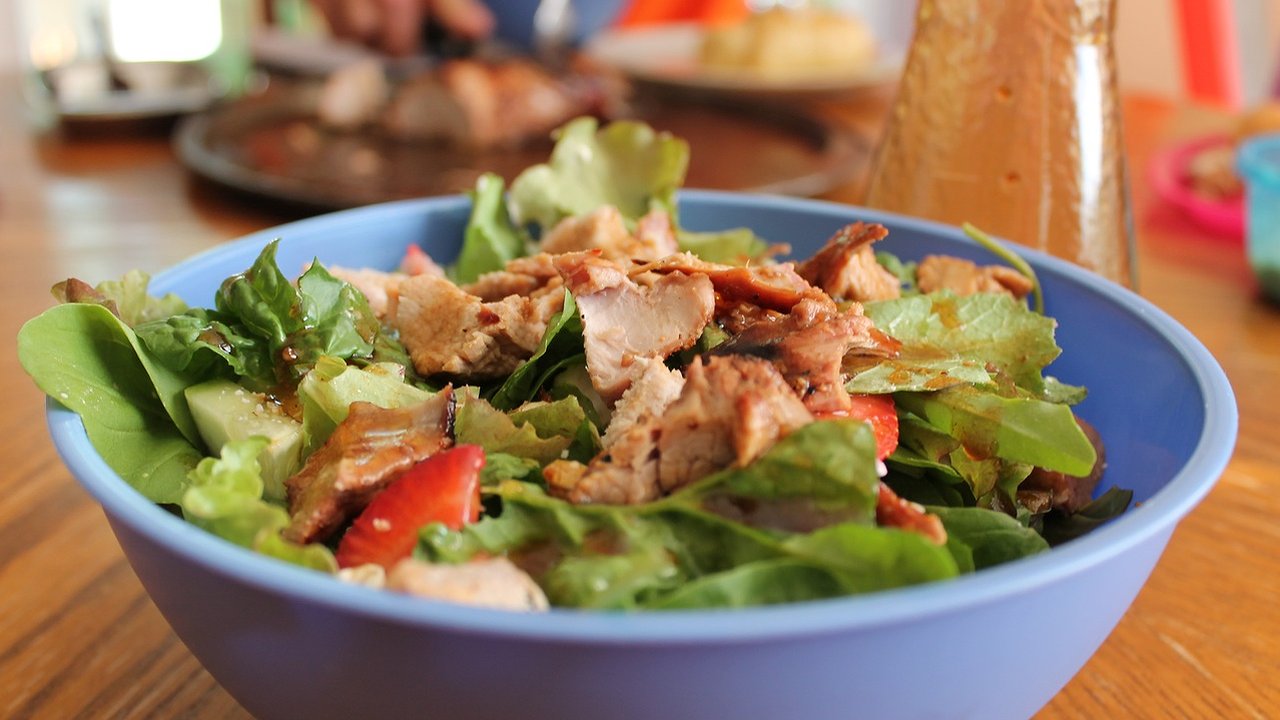 Главная картинка новости: На новогоднем столе это блюдо вне конкуренции - салат Женская слабость с курицей и черносливом