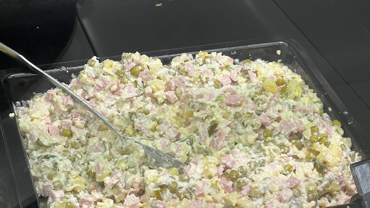 Главная картинка новости: В 100 раз вкуснее надоевшего «Оливье»: повар назвала секретный ингредиент, который сделает приевшийся всем салат «королевским» блюдом новогоднего стола