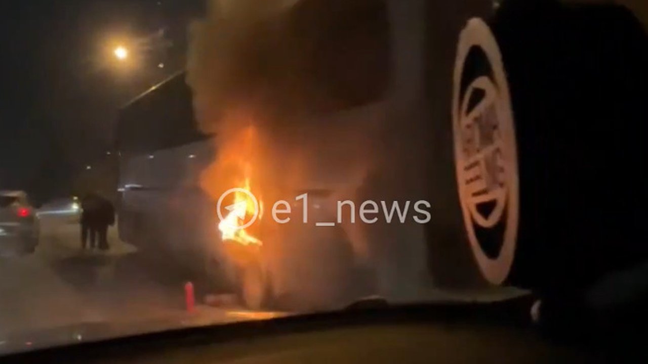 Главная картинка новости: На трассе под Екатеринбургом загорелся рейсовый автобус