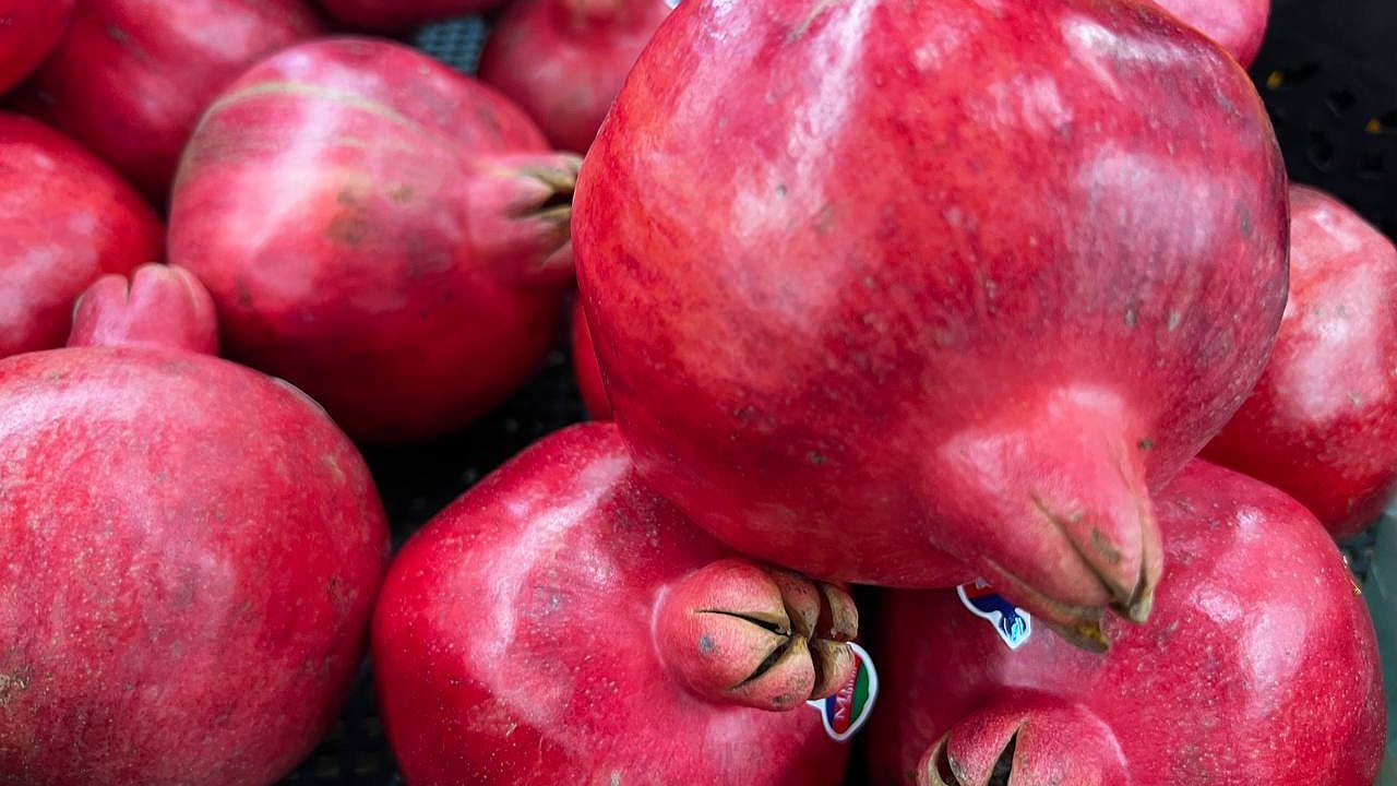 Главная картинка новости: Никаких брызг на одежде: как почистить и нарезать гранат за 1 минуту