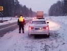 Водители в опасности: снегопад ухудшает движение на трассе в Свердловской области