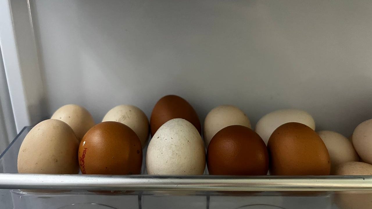 Главная картинка новости: Всего 2 ложки в воду при варке – и яйца чистятся моментально: вот в чем секрет