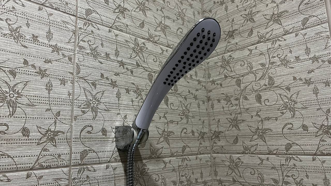 Главная картинка новости: Для того чтобы напор воды никогда не уменьшался, раз в неделю надеваем на душ и кран обычный полиэтиленовый пакет