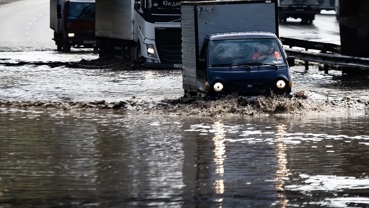 Главная картинка новости: Потоп в Широкой Речке: авария на насосной станции затопила улицу в Екатеринбурге