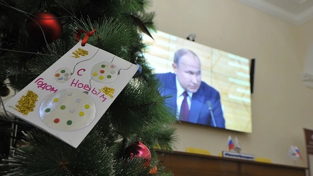 Главная картинка новости: Президент и правительство России поздравили свердловчан с Новым годом
