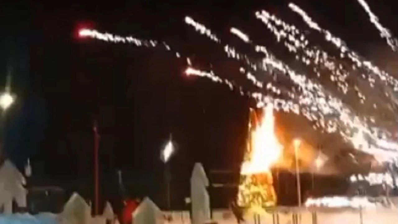 Главная картинка новости: В Свердловской области сожгли городскую елку в новогоднюю ночь