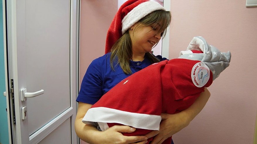 Главная картинка новости: В новогодних костюмах выписывают детей из роддома Екатеринбурга