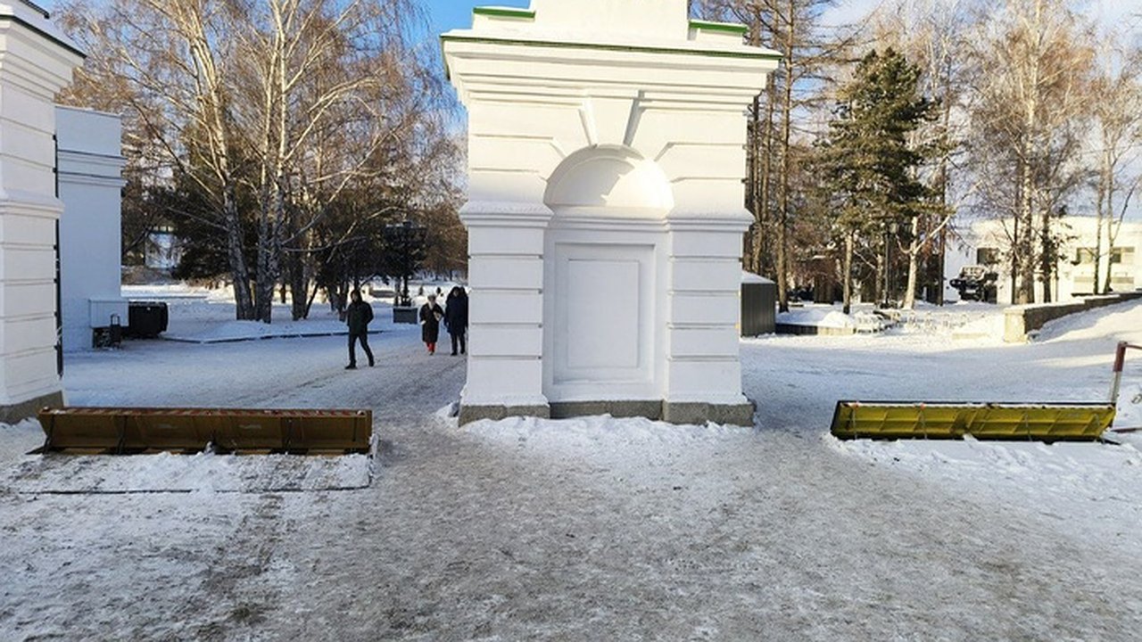 Главная картинка новости: Въезд в Исторический сквер Екатеринбурга закрыт: автомобили больше не проедут