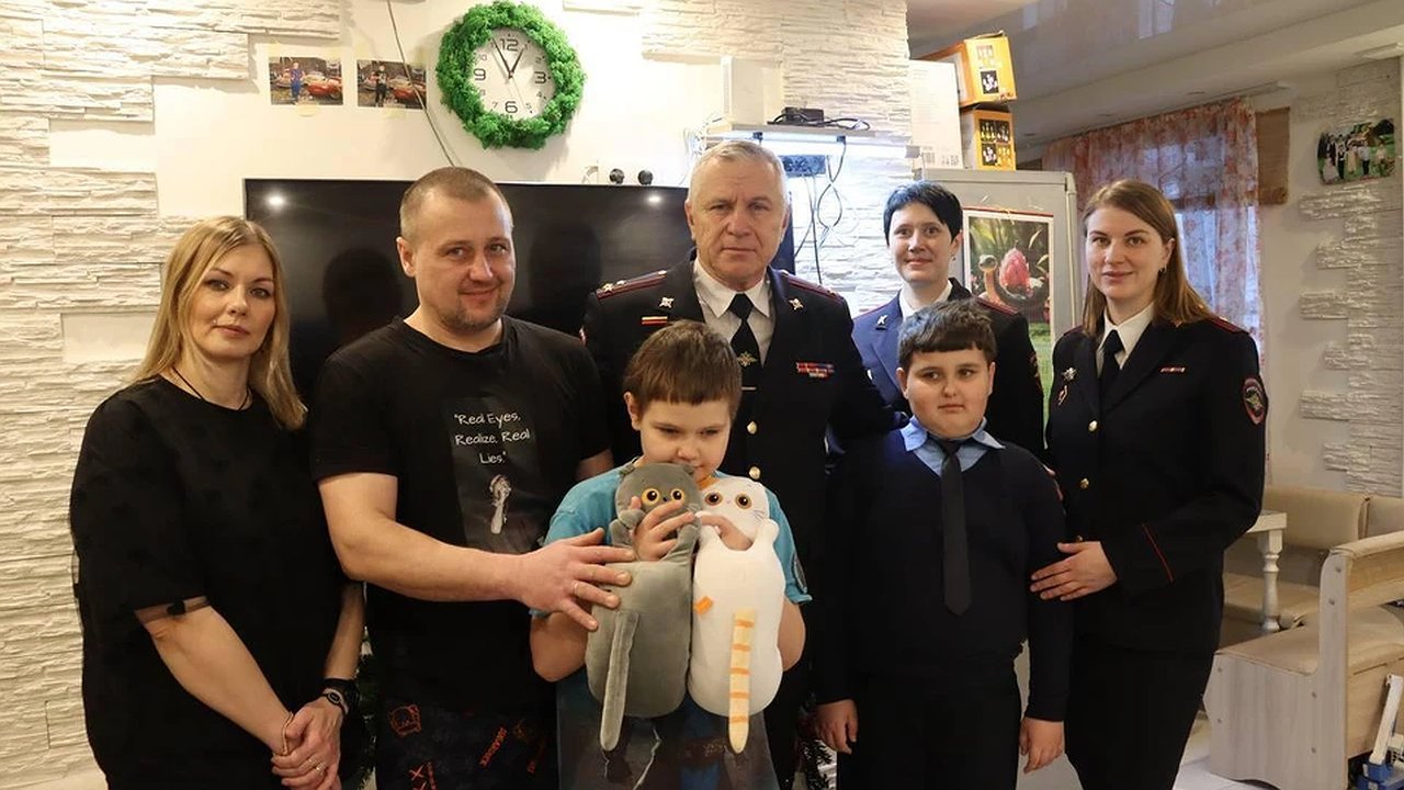 Главная картинка новости: Свердловские полицейские исполнили мечты близнецов из Екатеринбурга