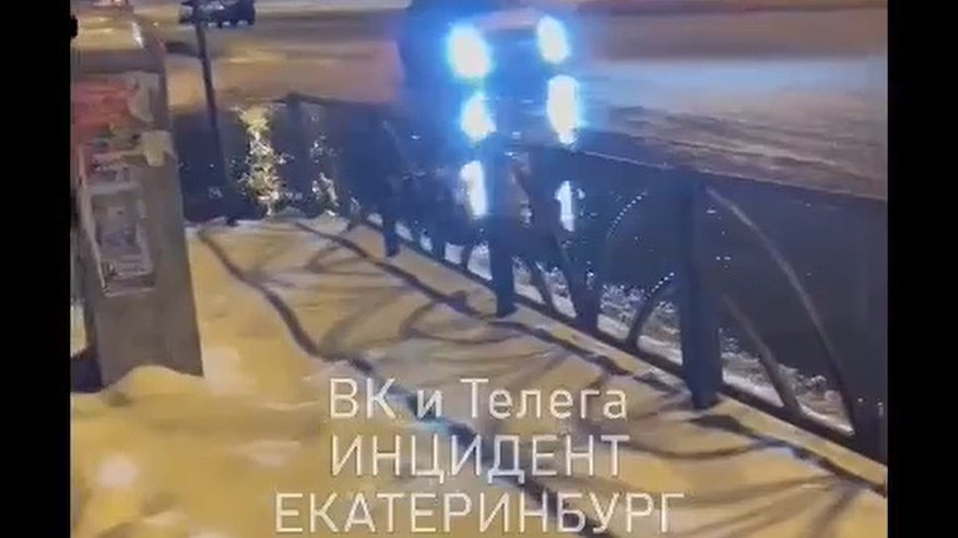 Главная картинка новости: На Эльмаше канализационные стоки затопили улицу Фрезеровщиков