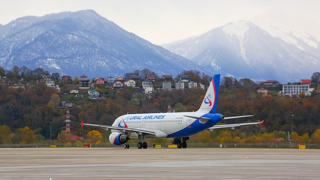 Главная картинка новости: Самолёт «Уральских авиалиний» экстренно приземлился в Египте из-за отказа двигателя