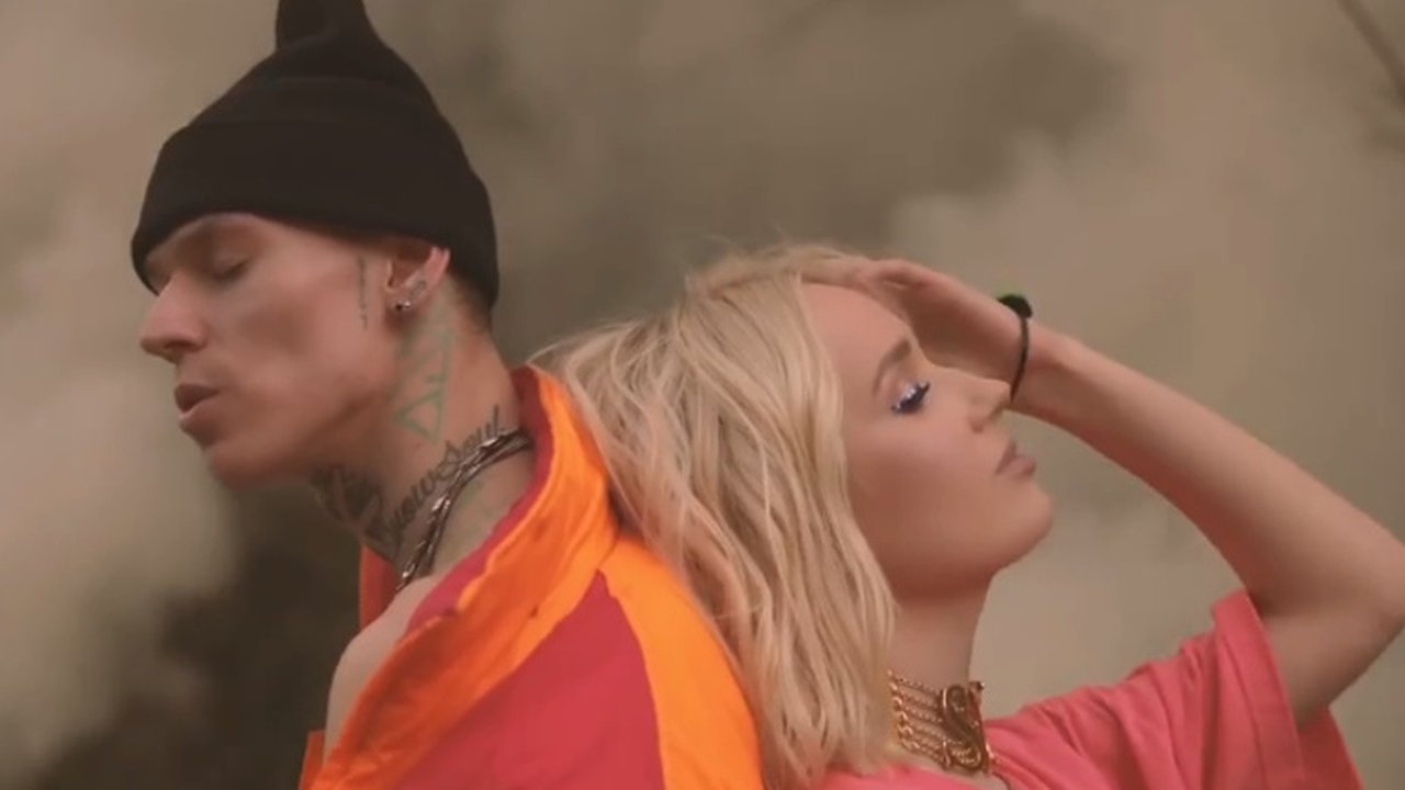 Главная картинка новости: Клава Кока проводит новогодние каникулы на отдыхе с близкими