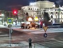 Уличный художник Тимофей Радя установил абажуры на проспекте Ленина в Екатеринбурге