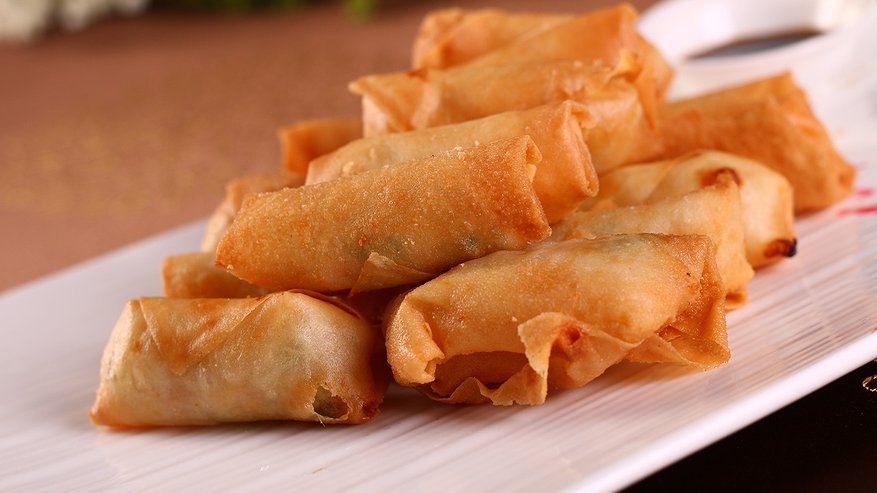 Главная картинка новости: Завернул в лаваш – и на 15 минут в духовку: быстрый рулет к чаю по этому рецепту не остаётся и крошки