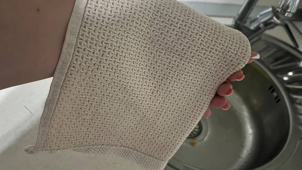 Главная картинка новости: 1 ложка на таз — и кухонные полотенца с прихватками будут чище новых: никаких жирных пятен