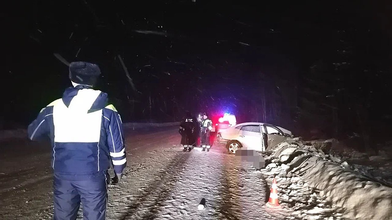 Главная картинка новости: Семья из Верхотурья погибла в аварии на трассе Екатеринбург — Серов