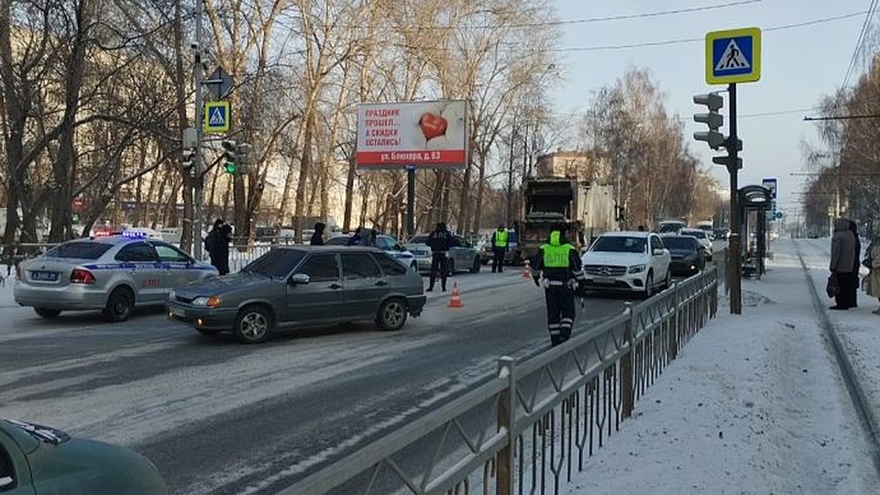 Главная картинка новости: В Екатеринбурге Фура грузовик сбил студентку медколледжа