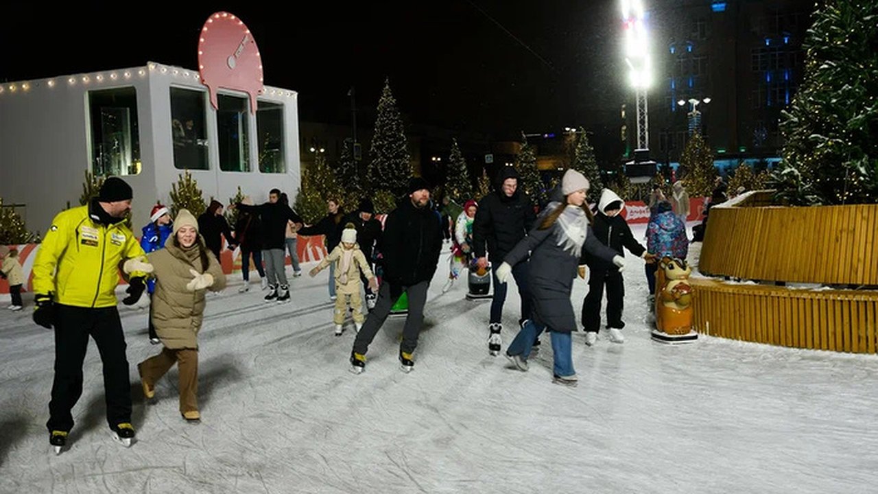 Главная картинка новости: Екатеринбург продлил работу катка на площади 1905 года