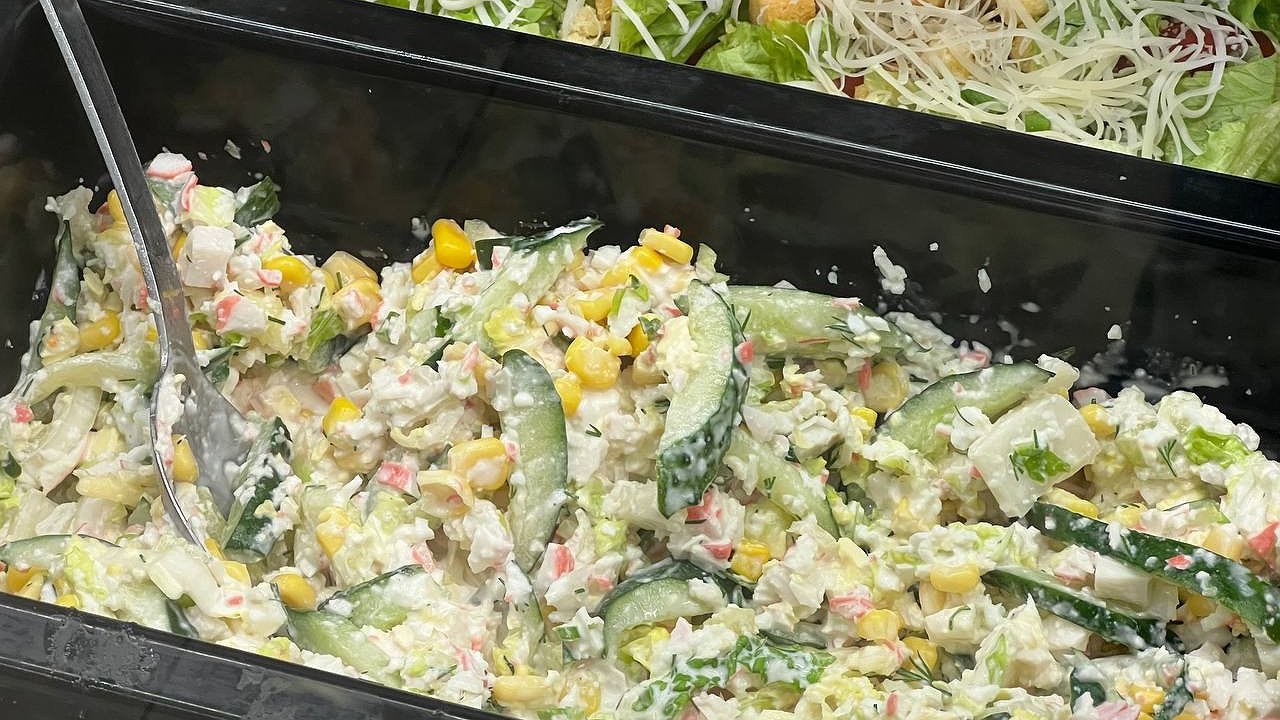 Главная картинка новости: Идеальный салат из крабовых палочек "А-ля ресторан": 5 минут и уникальная закуска готова