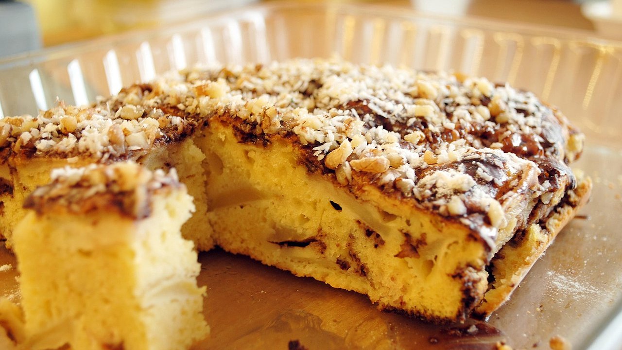 Главная картинка новости: Потеряется любая «Шарлотка»: рецепт пирога «Стаканник» — тесто будет готово через 5 минут