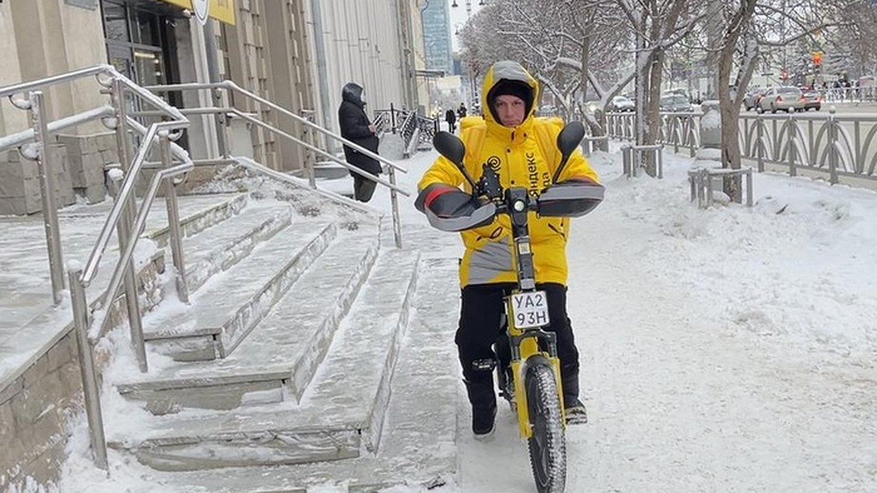 Главная картинка новости: В Свердловской области хотят снизить зарплаты курьерам ради мигрантов