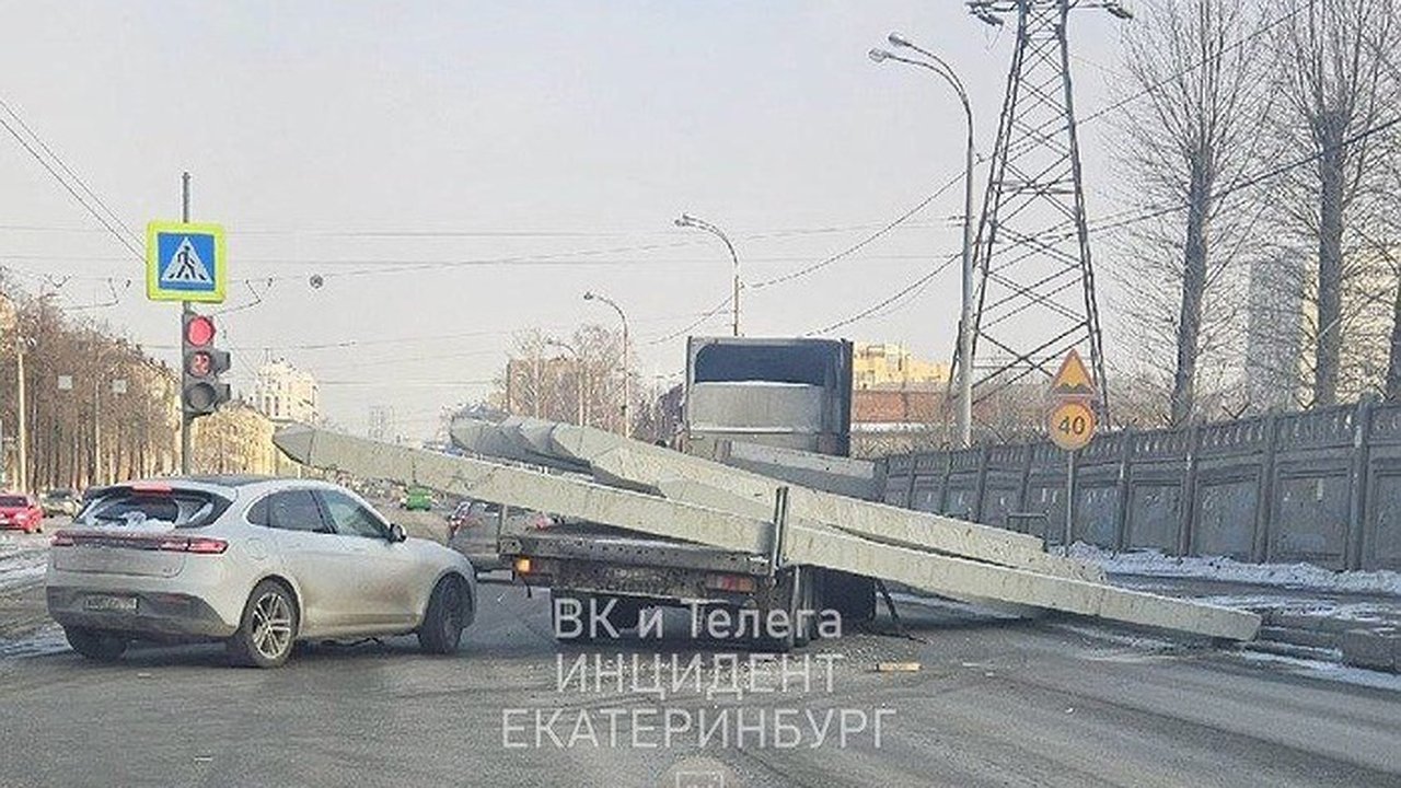 Главная картинка новости: «Бетонный коллапс» на Уралмаше: из грузовика выпали балки и перекрыли дорогу