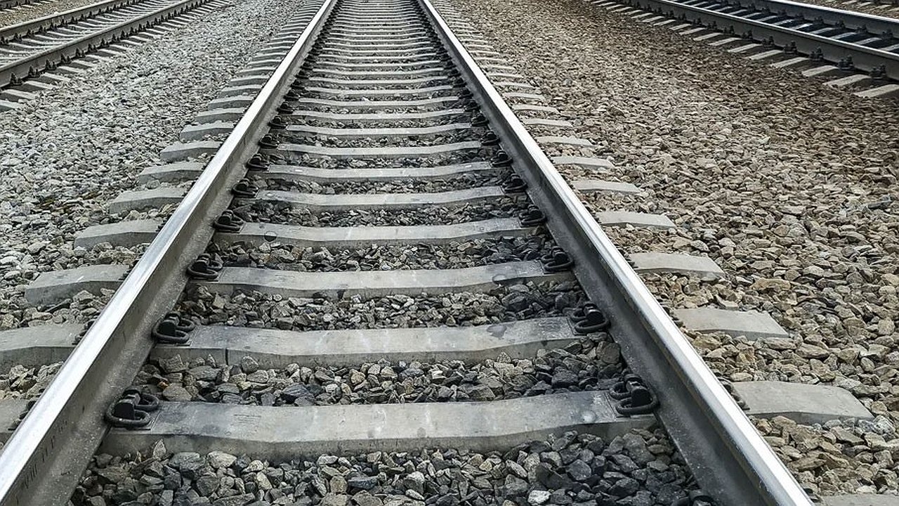 Главная картинка новости: Трагедия на путях: в Шувакише железнодорожник погиб под поездом