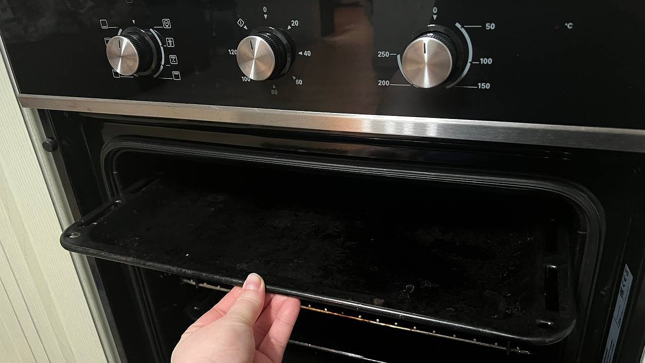 Главная картинка новости: Замачиваем противень – и ждем: через час нагар как ветром сдует, лайфхак от эксперта