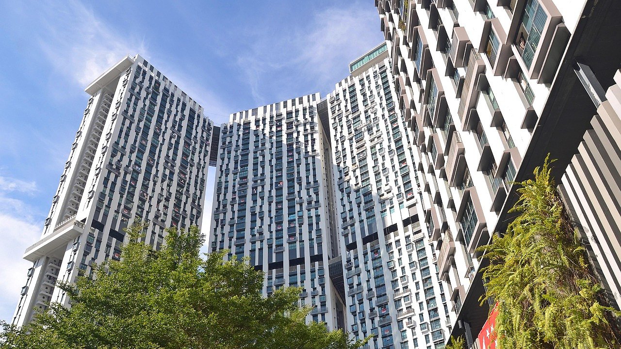 Главная картинка новости: В Екатеринбурге скопилось 56 тысяч непроданных квартир: чего ждать от цен на жилье в 2025 году?