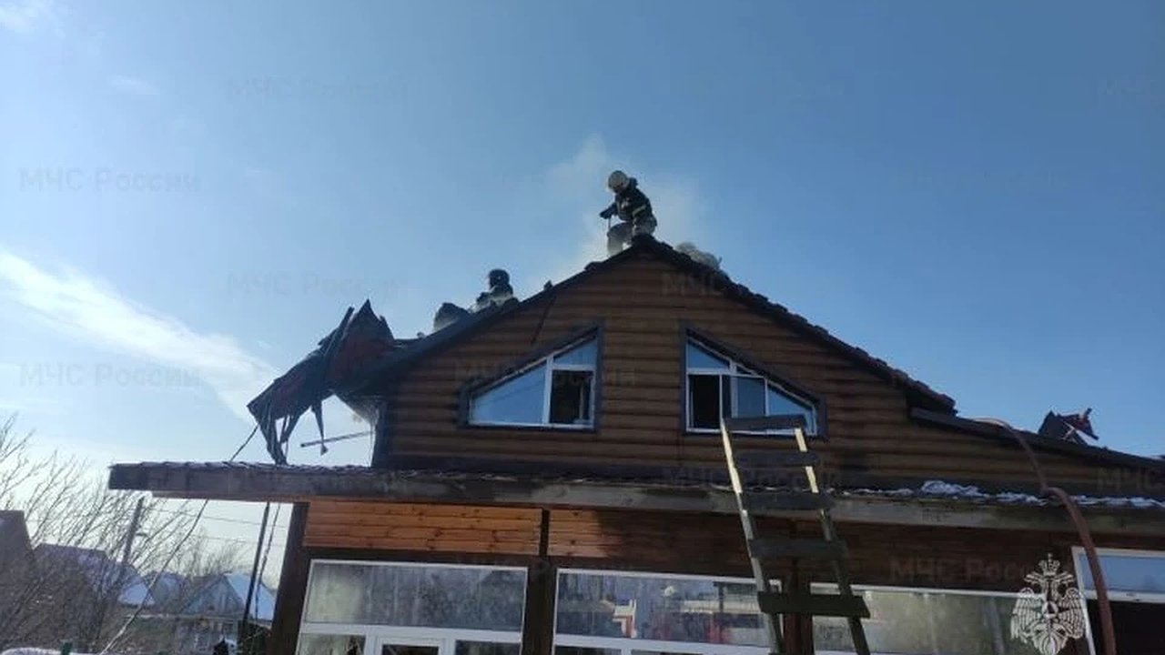 Главная картинка новости: Пожар в Верхней Пышме: сгорел частный дом